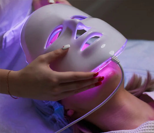 persona usando masajeador facial de microcorriente para reafirmar la piel del rostro + define el contorno del rostro + estimula el colágeno + reduce arrugas.